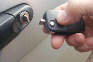 car-broken-key
